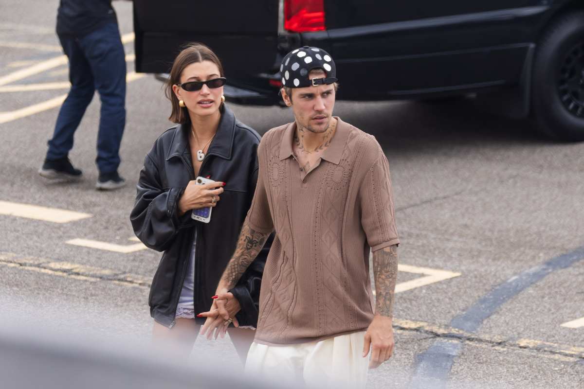 Hailey Bieber (L) and Justin Bieber are seen at the Westside Heliport on August 29, 2023 in New York City. (Image Source: Getty Images | Photo by Gotham)