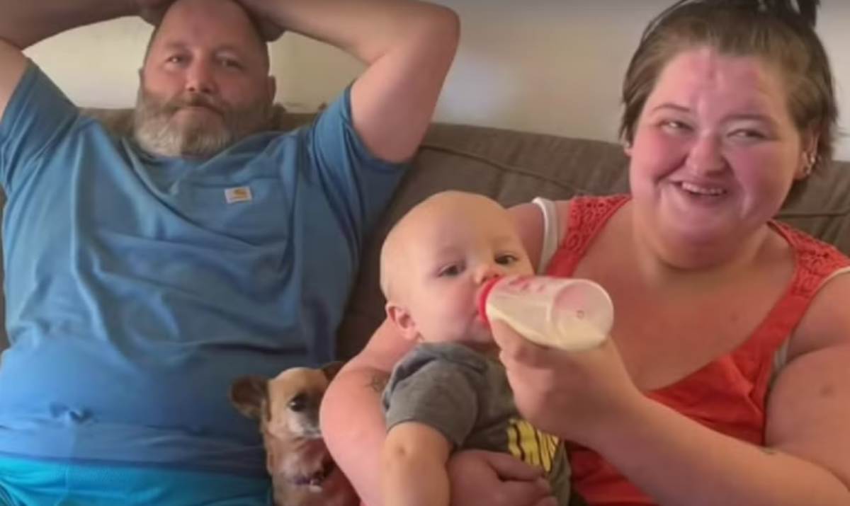 Image Source: Amy Slaton smiles as she feeds her child. Instagram: @amyslaton_halterman