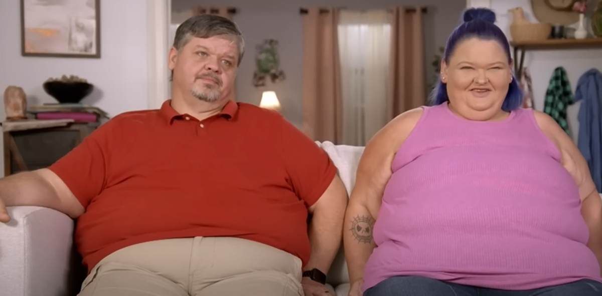 Amy Slaton and Chris Combs talking during their show interview on the couch. (Cover Image Source: Youtube | Photo by @TLC)