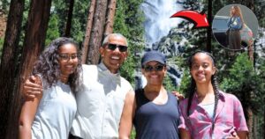 Barack and Michelle Obama with their daughters Malia and Sasha