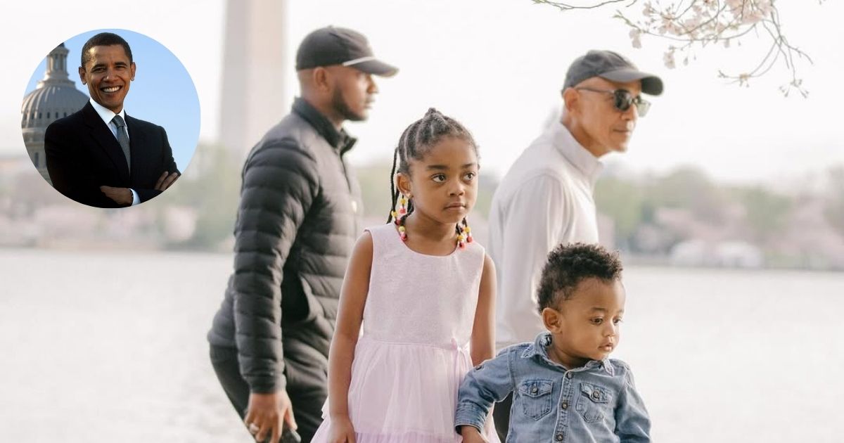 Barack Obama Accidentally Photobombs 2 Kids and Later Apologizes