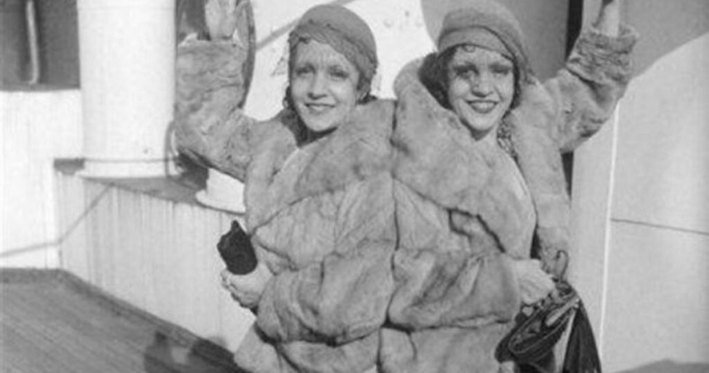 Daisy and Violet Hilton in Oct 6, 1933