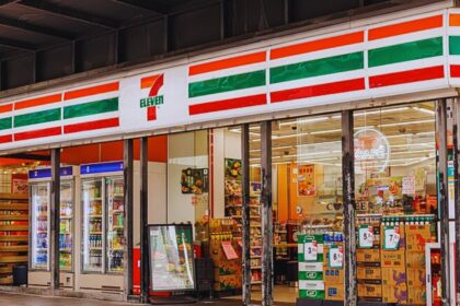 Man arrested for locking a customer inside 7-11 stores in Florida. (photo by Dinkun Chen- via Wikimedia Commons).