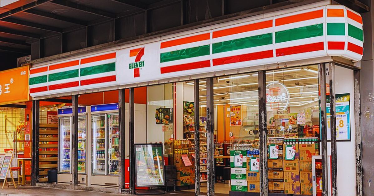 Man arrested for locking a customer inside 7-11 stores in Florida. (photo by Dinkun Chen- via Wikimedia Commons).