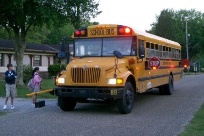 Child brilliantly saves mother by slipping a note to school bus driver