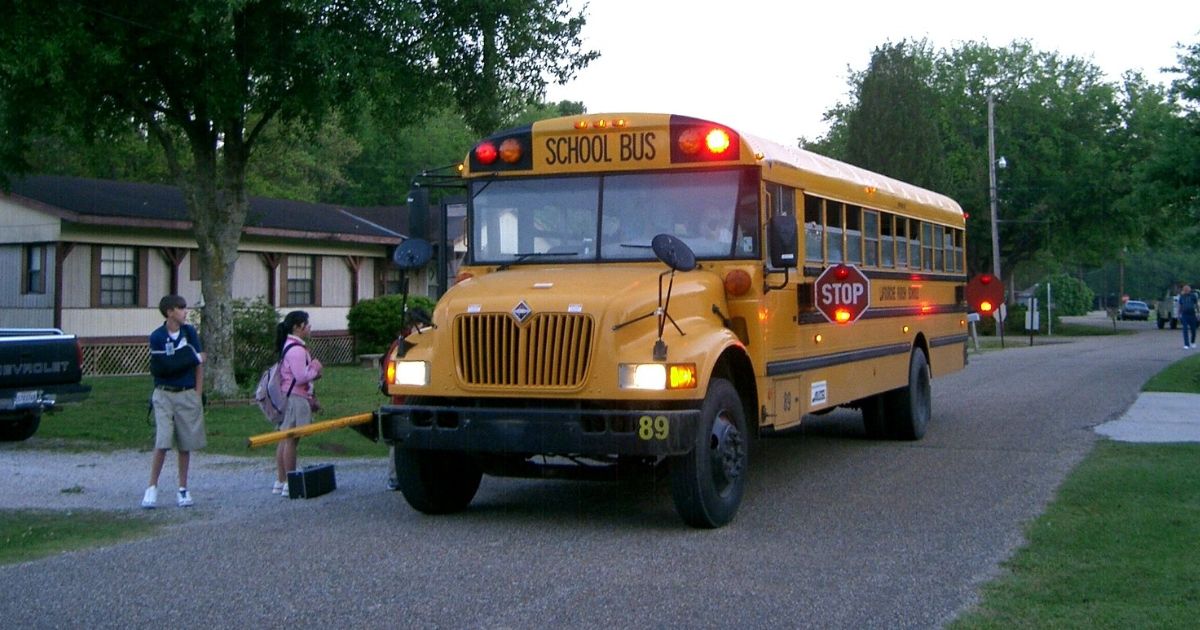 Child brilliantly saves mother by slipping a note to school bus driver