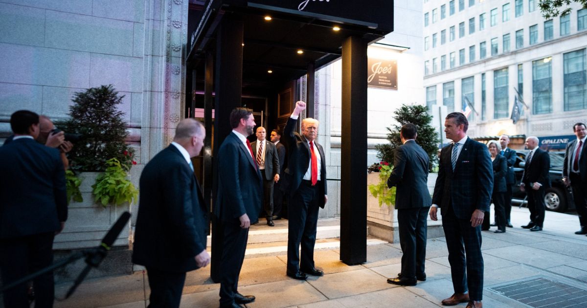 Donald Trump dines at a DC restaurant