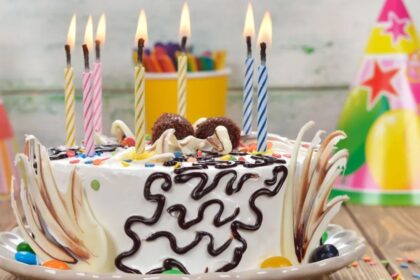 Confused dad shares his dilemma and gives a glimpse into kids’ social struggles over a birthday party invitation. (picture via goodfon.com).