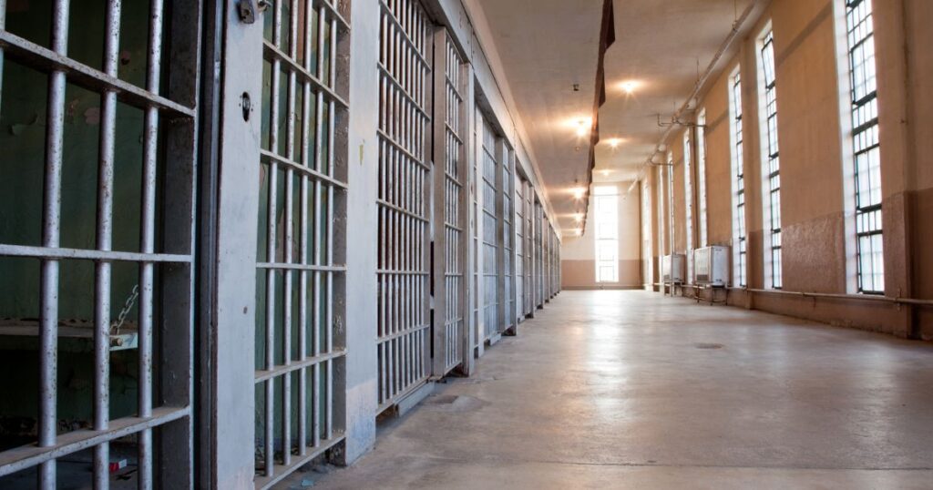 Man accused of murder dies in prison. (Cover image source: Canva Image)