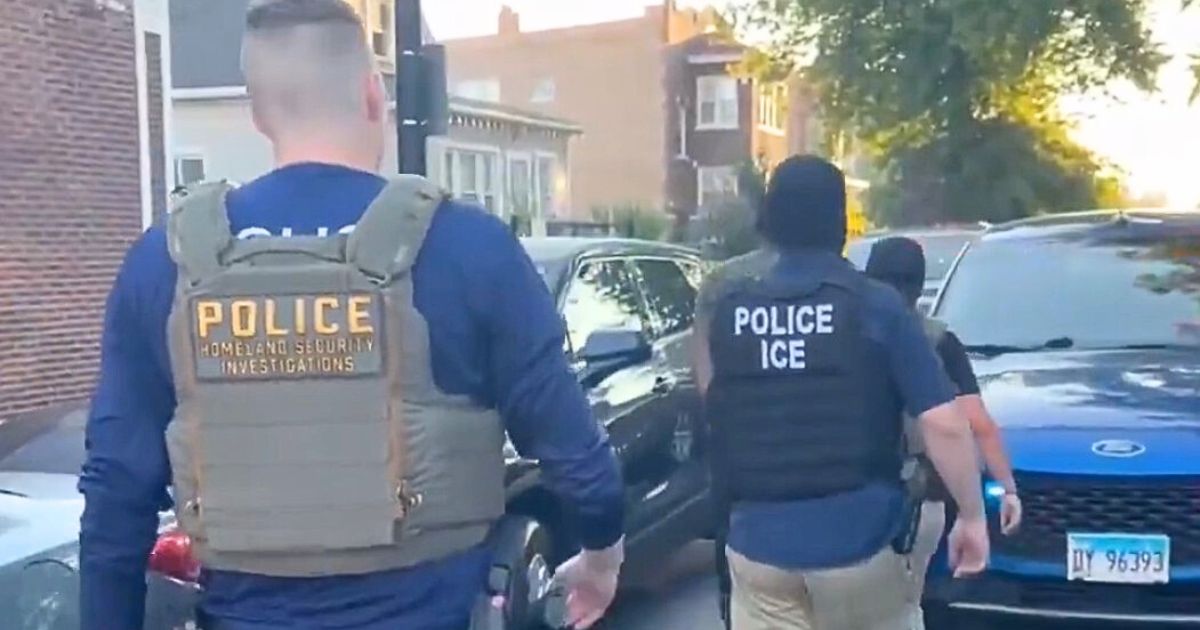 Image of ICE agent arresting a toddler has been going viral