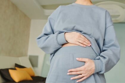 Pregnant woman choosing to give birth in another country