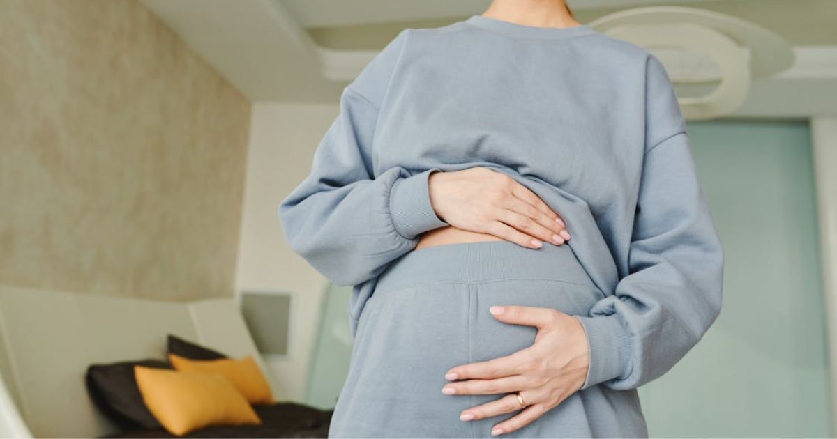 Pregnant woman choosing to give birth in another country