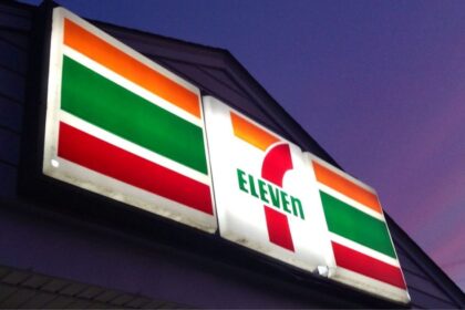 7Eleven employee shot a gun at customer