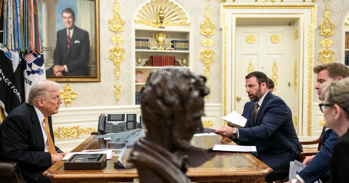 President Donald Trump and Sen. Markwayne Mullin at the Oval Office - Washington D.C. ( @SenMullin|X.com).