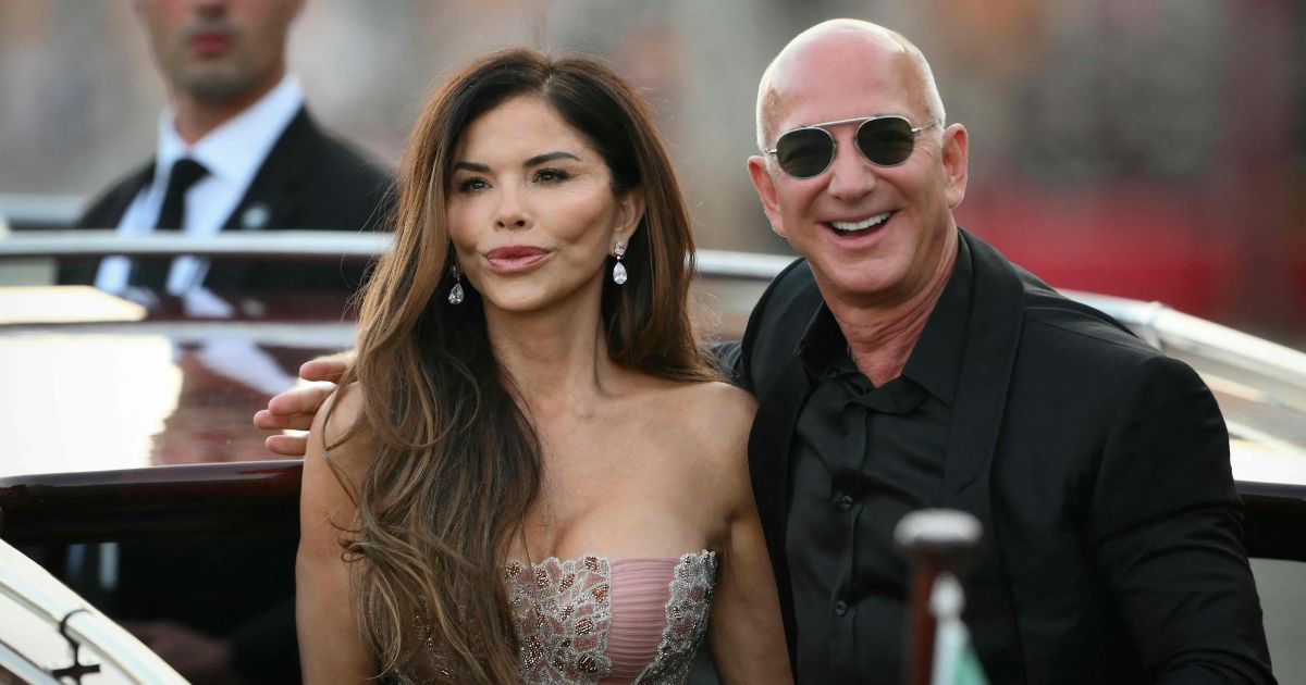 Jeff Bezos and Lauren Sanchez have their romance off radar in viral vacation video
