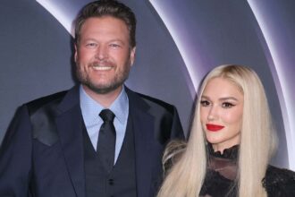 Gwen Stefani Blake Shelton smiling