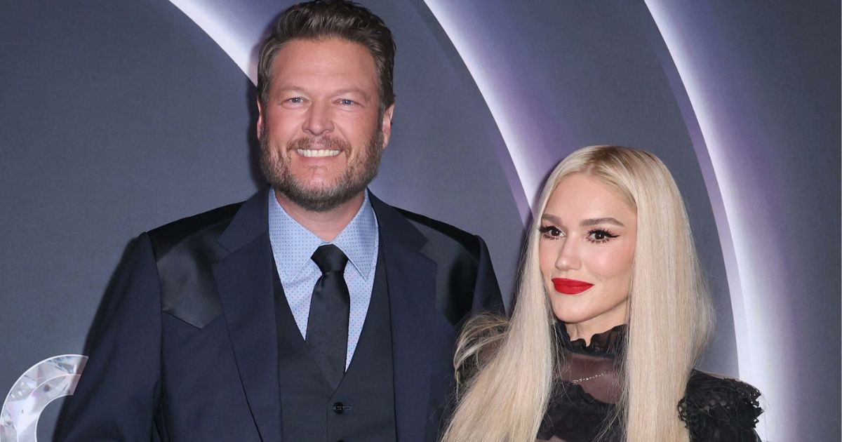 Gwen Stefani Blake Shelton smiling