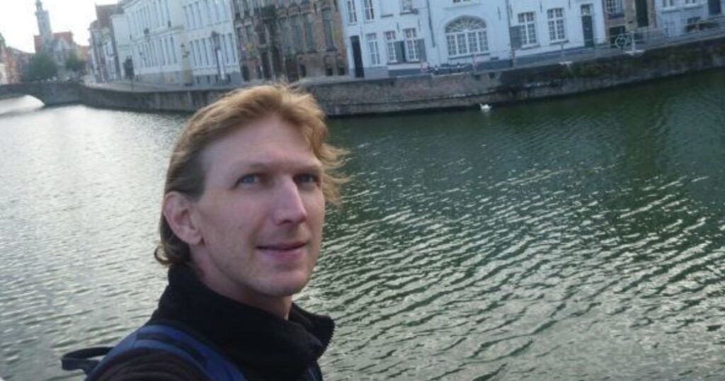 Travel Nomad Henrik Jeppesen in Bruges, Belgium. (Credits- @dontstopliving.net).