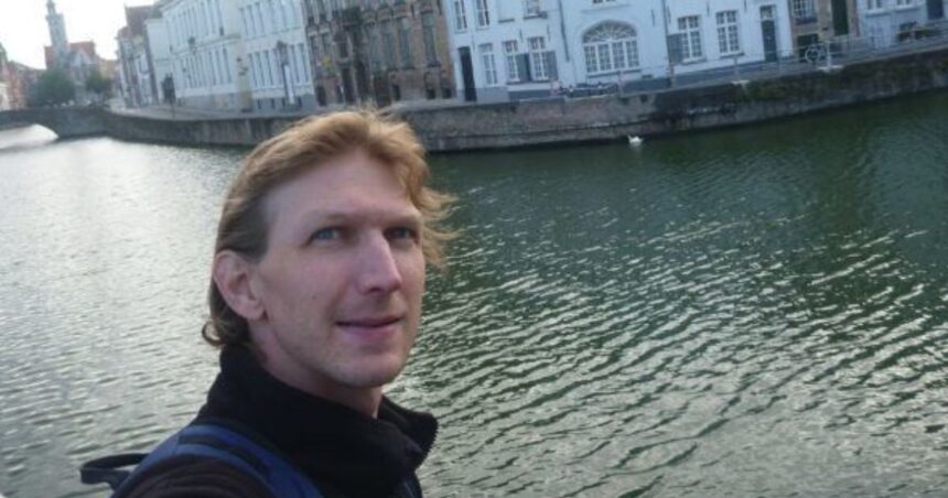 Travel Nomad Henrik Jeppesen in Bruges, Belgium. (Credits- @dontstopliving.net).