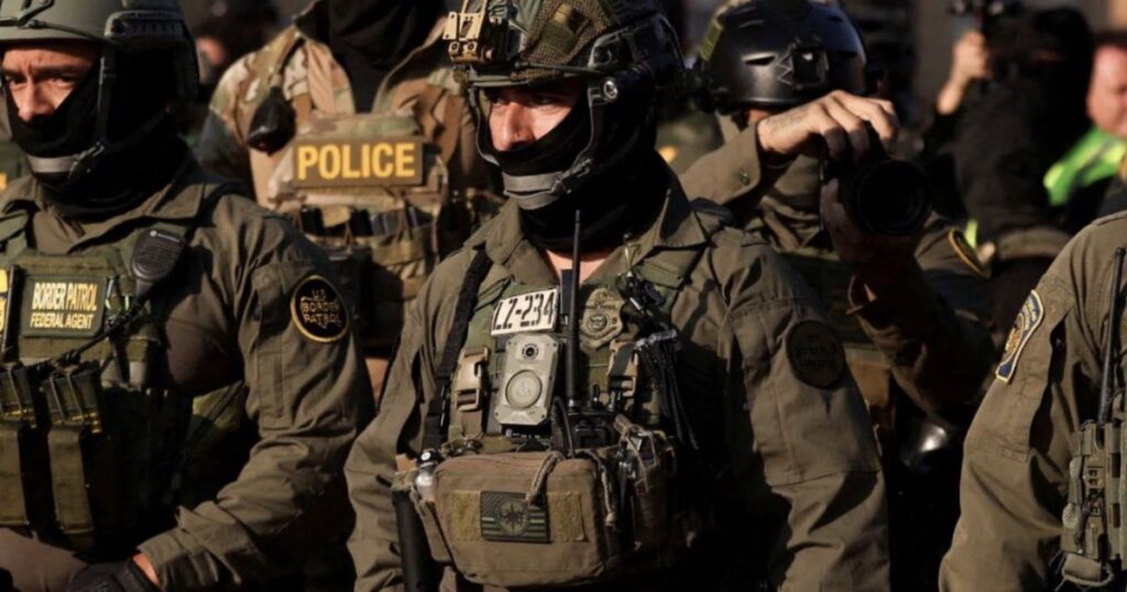 ICE agent threaten a man