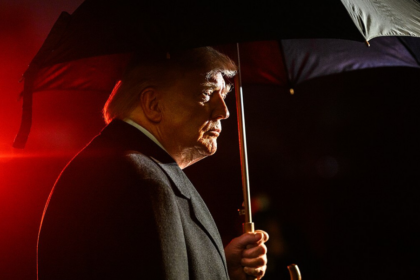 Melania_whispers_to_Donald Trump_during_White_House_briefing