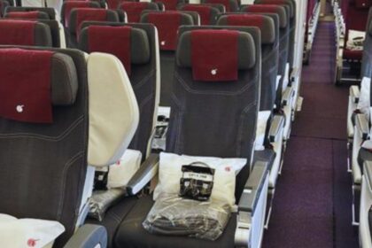 Woman causes mid-flight chaos on Qatar Airways over minor seat dispute. (@simone_chellini|X.com).