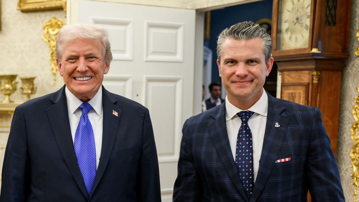 Donald Trump_peeks_around_during_Hegseth_grace_prayer