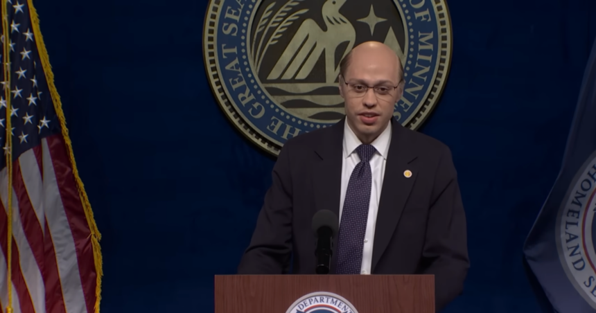 Pete Davidson_impersonates_Tom_Homan_SNL_cold_open_sketch