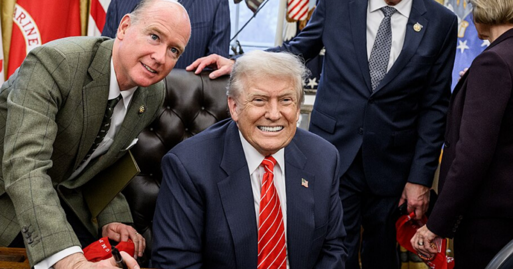 Donald Trump_Oval_Office_photo_amid_court_tsuanmi_warning