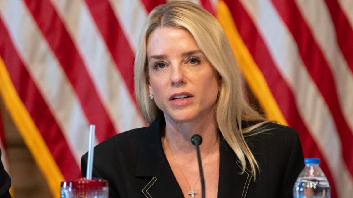 Pam Bondi SOTU outfit controversy
