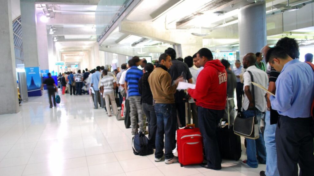 U.S. airports witness massive passenger hold-up as DHS shutdown impacts security checks