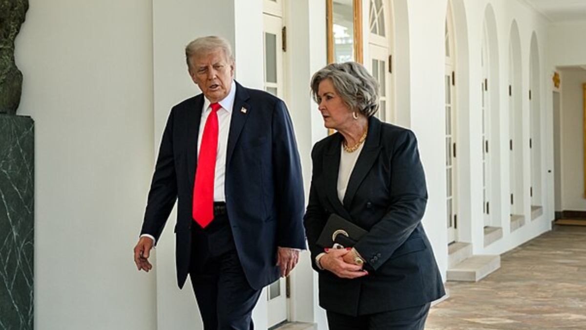 Trump’s Gesture Toward Susie Wiles After Revealing Her Cancer Diagnosis Draws Attention