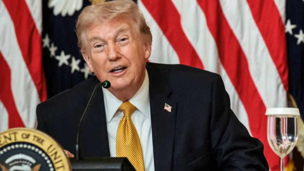 Donald Trump at tge Oval Office