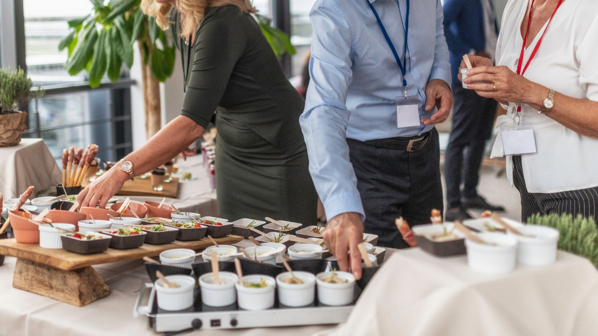 Caught on Camera – Experts Warn as Viral Video Shows Non‑Guests at Hotel Buffets