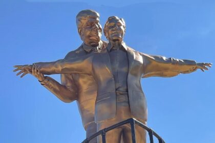 A new statue has appeared on the National Mall in Washington DC of Trump and Epstein, inspired by Titanic