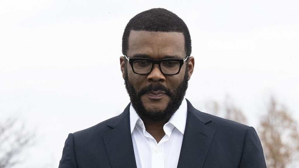Tyler Perry attempted giving gift cards to TSA agents