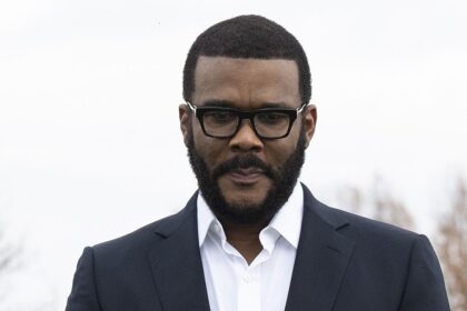 Tyler Perry attempted giving gift cards to TSA agents
