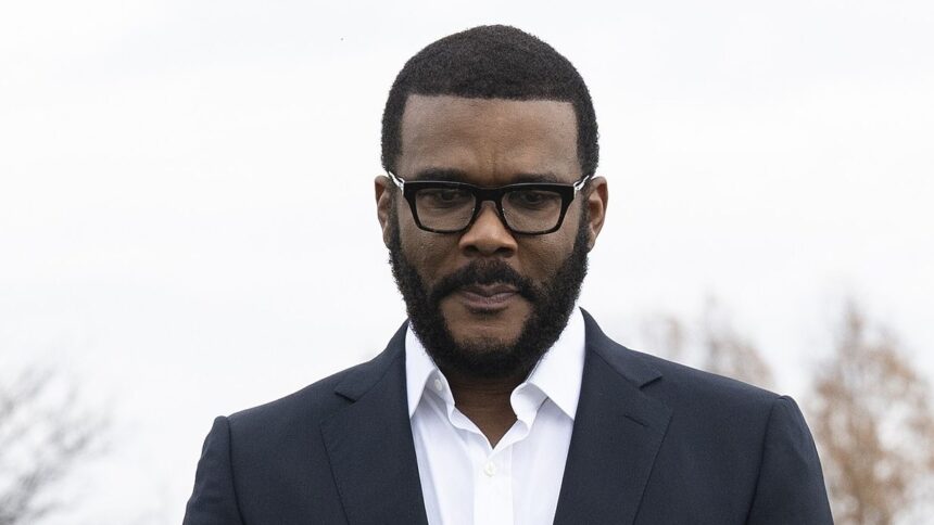 Tyler Perry attempted giving gift cards to TSA agents