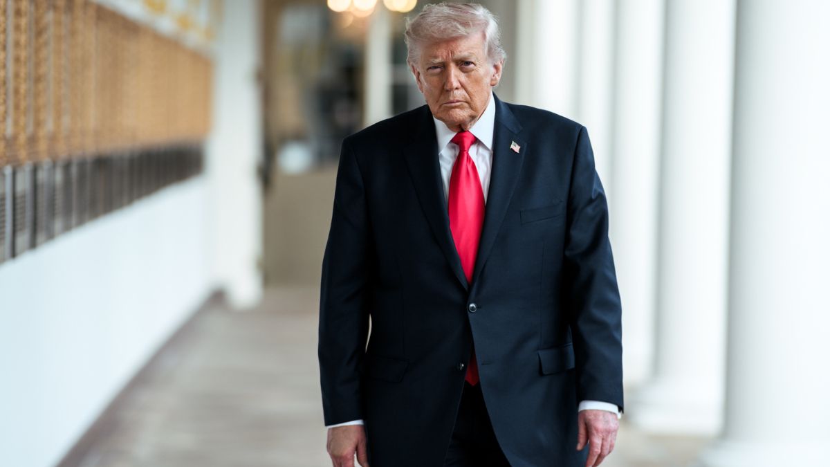 Trump’s Discolored Hand Draws Attention at White House Easter Event Amid Renewed Health Concerns
