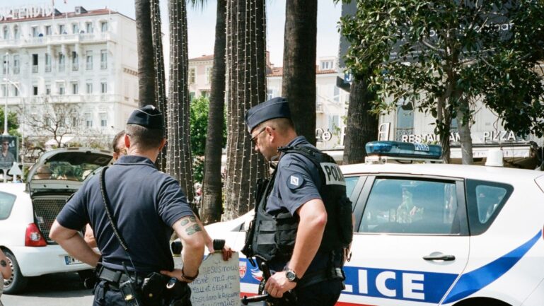 Teen cornered by three police officers knew his rights